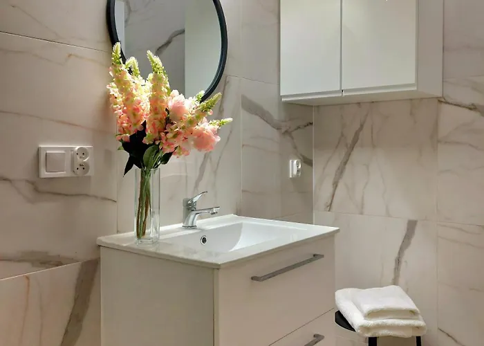 Tropikalny W Samym Centrum, Z Parkingiem, 400m Do Pkp I Bus Apartmán